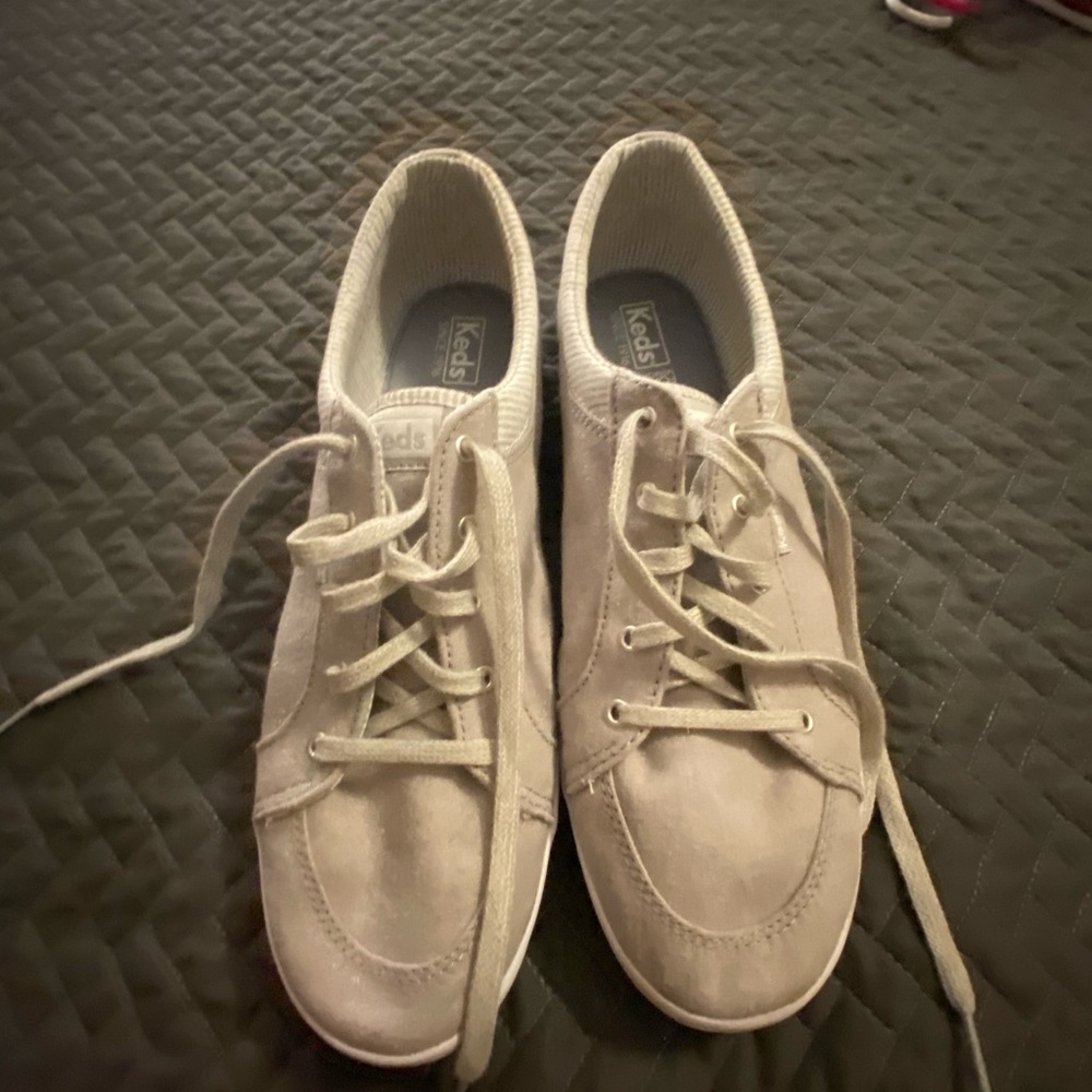 Tennis shoes